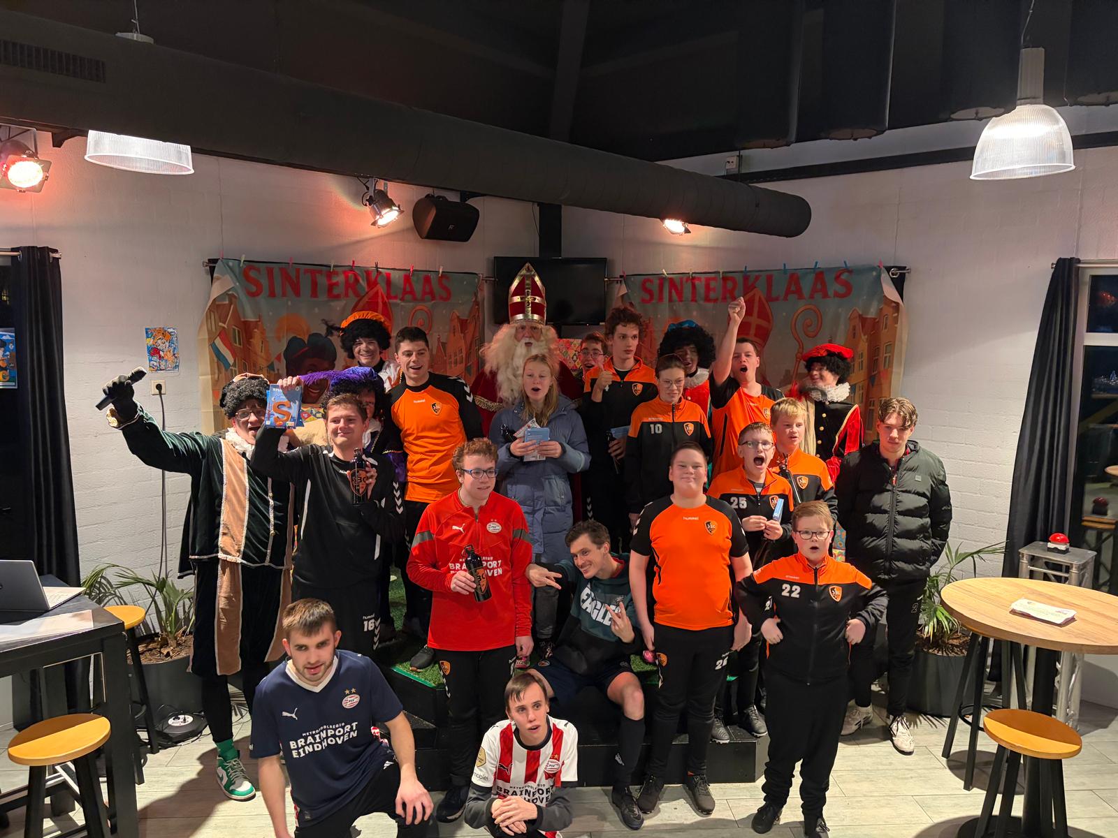 De Sint met Pieten op bezoek  bij v.v. SBC